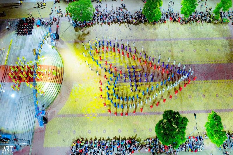 Giáo xứ Bảo Nham: LUNG LINH ĐÊM CUNG NGHINH VÀ DÂNG HOA KÍNH MẸ MARIA, Tại Quảng trường Đức Mẹ