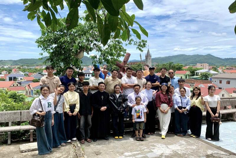 GIỚI TRẺ GIÁO XỨ TÂN HỘI GP HÀ TĨNH (QUẢNG BÌNH) HÀNH HƯƠNG NĂM THÁNH HY VỌNG