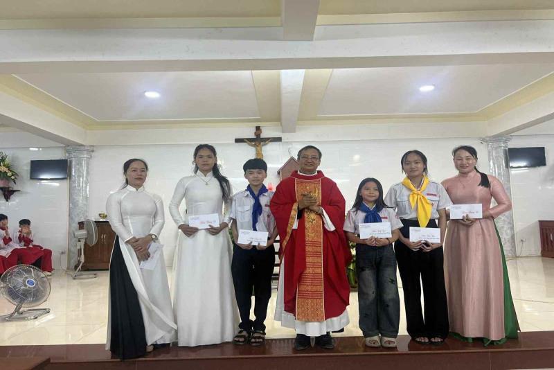 Cha Quản Hạt trao tặng phần thưởng cho các cô có thành tích dạy giỏi và các em đạt học sinh giỏi giáo lý cấp Giáo Hạt năm học 2024-2025.