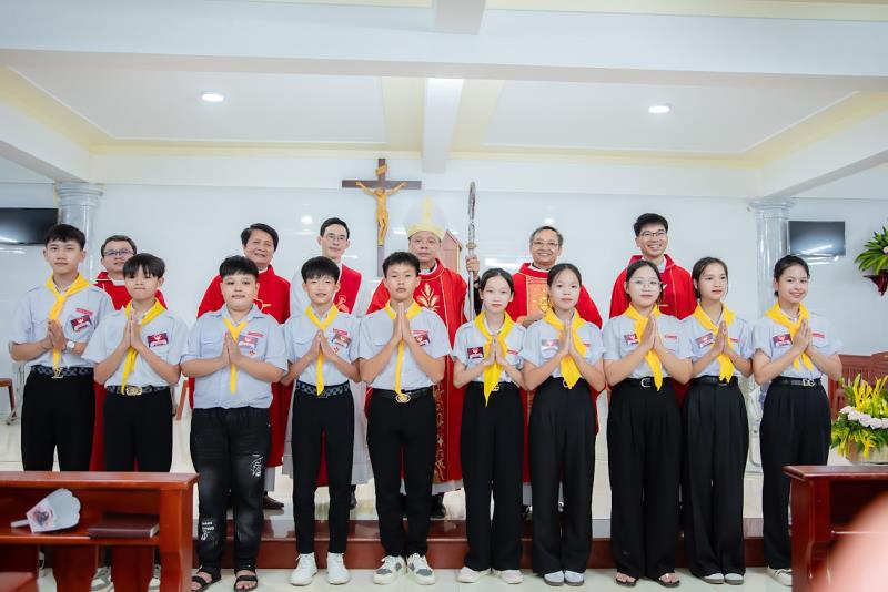 THÁNH LỄ BAN BÍ TÍCH THÊM SỨC TẠI GIÁO XỨ BẢO NHAM